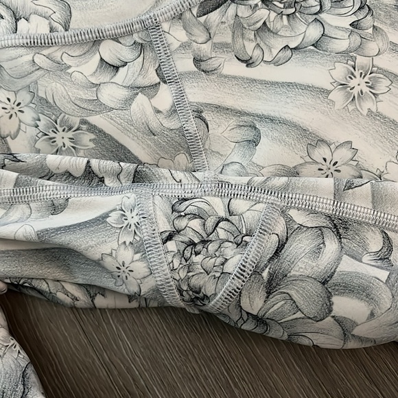 Lululemon Wunder Under High Rise Crop in Twine White Multi - Picture 7 of 10